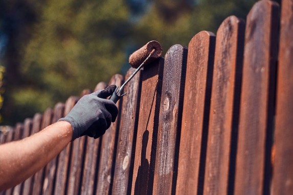 Mantenimiento de estructuras de madera prefabricada en invierno: cómo proteger casetas, pasarelas y mobiliario de exteriores del frío y la humedad